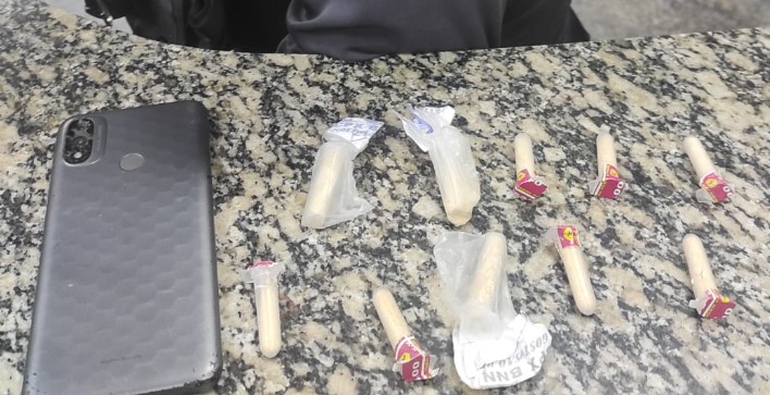 Polícia apreende pinos de cocaína e celular após fuga de criminoso em