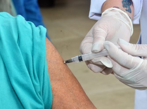 Imunização de idosos a partir de 65 anos teve que ser adiada em Iguaba Grande | Foto: Prefeitura de Iguaba Grande/Divulgação