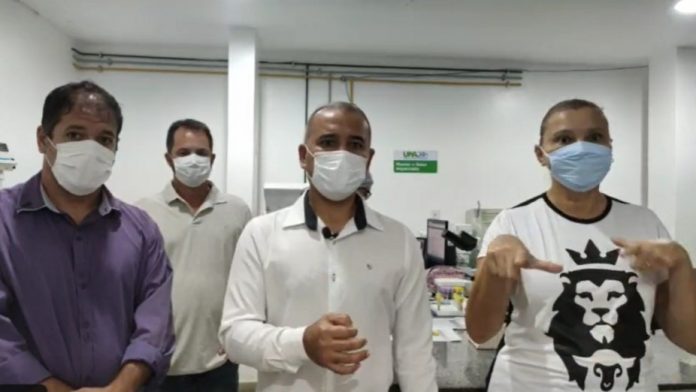 Prefeito Vantoil Martins (Cidadania) realizou live com secretário de Saúde nesta terça-feira (6) para anunciar novas medidas | Foto: Prefeitura de Iguaba Grande/reprodução
