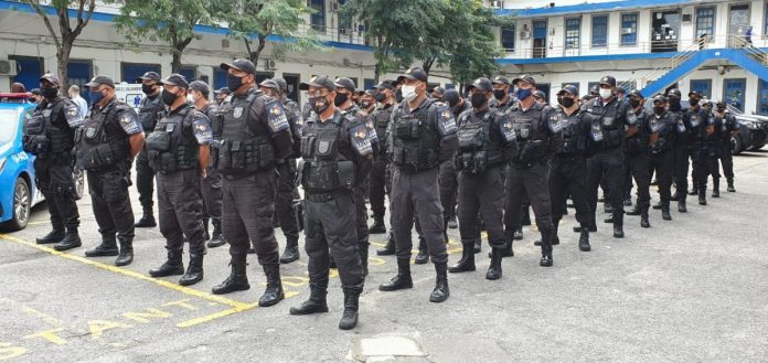 Policias durante cerimônia de lançamento do programa