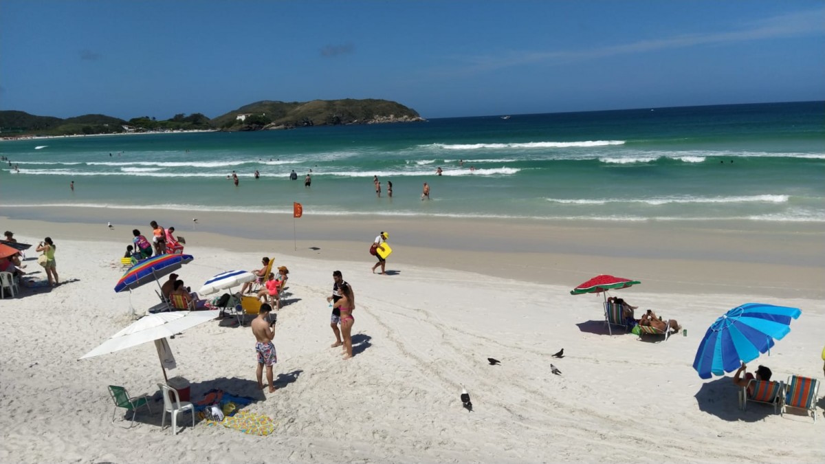 Moradores do Jardim Peró, em Cabo Frio, tocam fogo na rua por