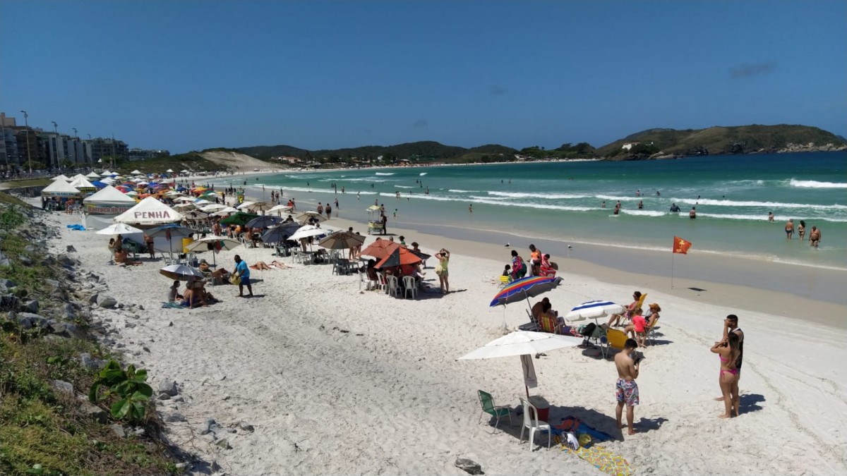 Moradores do Jardim Peró, em Cabo Frio, tocam fogo na rua por