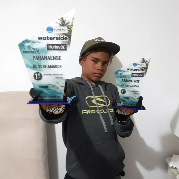 jovem surfista