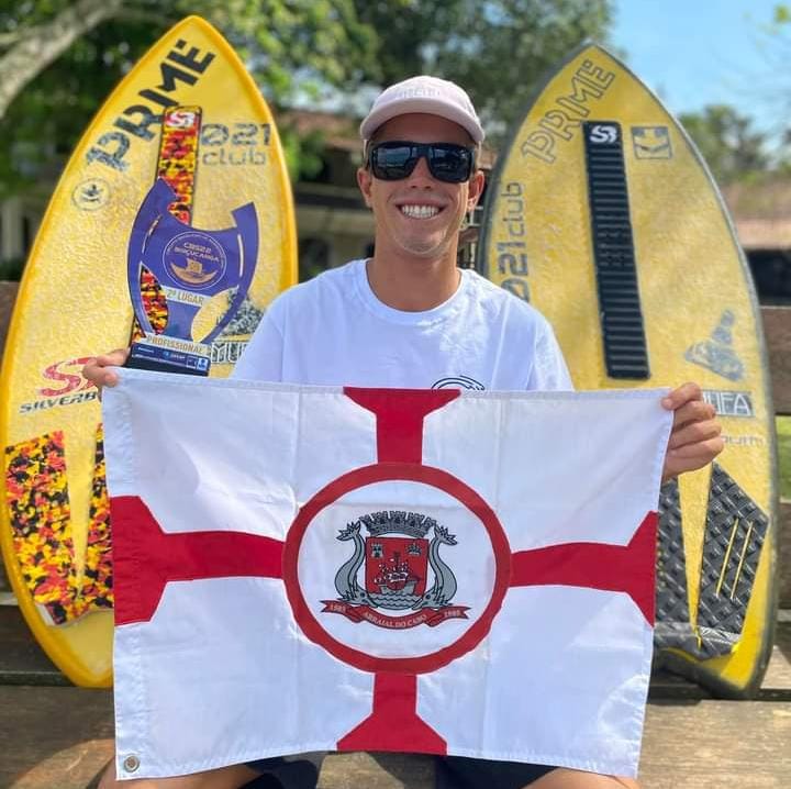 Campeão de skimboard se declara a Arraial do Cabo 'onde estiver