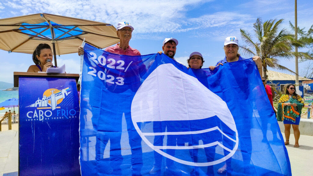 Bandeira Azul é hasteada pela quinta vez na Praia do Peró, em Cabo Frio