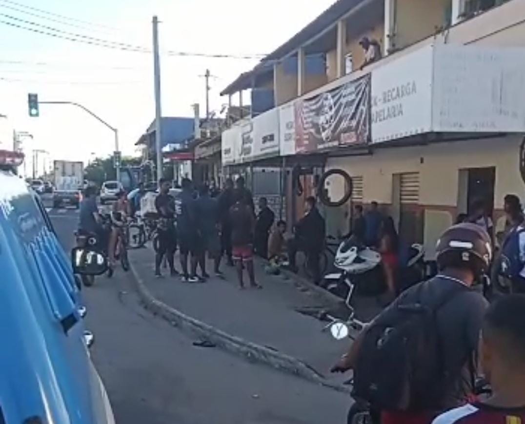 Homem é agredido ao ser flagrado se masturbando ao lado de mulher em ônibus  de Cabo Frio