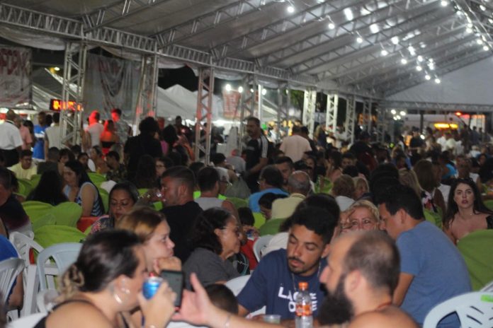 Primeira noite do Festival da Lula de Arraial do Cabo