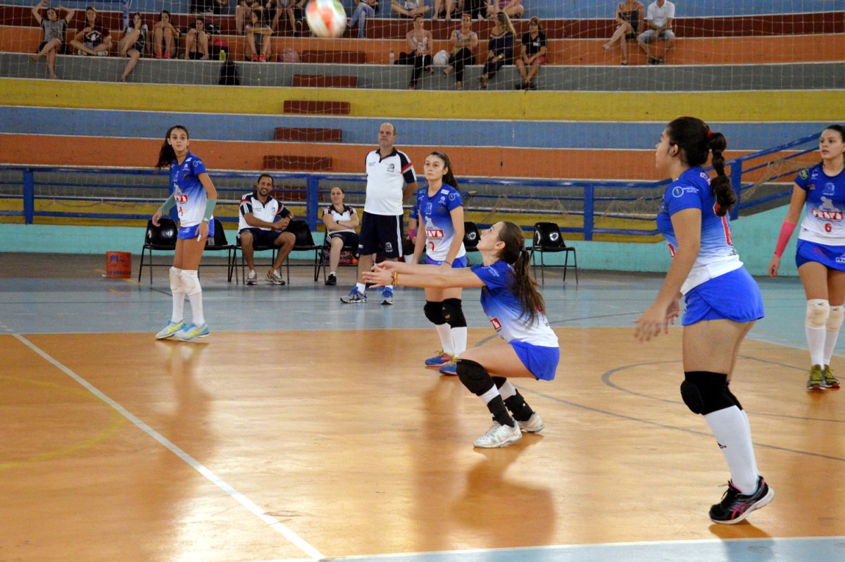 1. O voleibol é um esporte praticado entre duas equipes numa