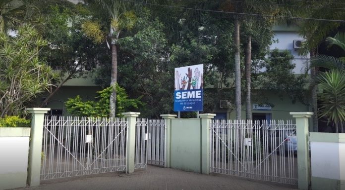 Sede da secretaria municipal de Educação de Cabo Frio; professores da rede lutam por reajuste salarial