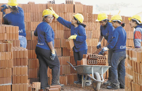 Mulheres na construção que colocam a mão na massa - Negócios - Mapa da Obra