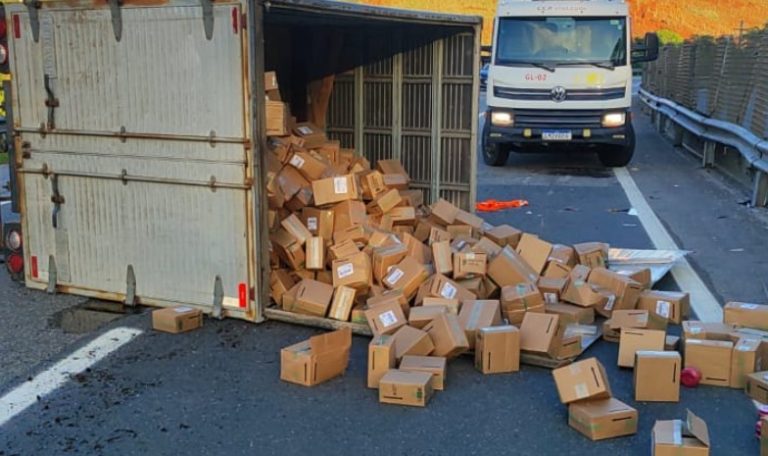 Caminhão roubado em Búzios tomba na RJ-124 e carga de produtos de beleza é recuperada pelo CPRv