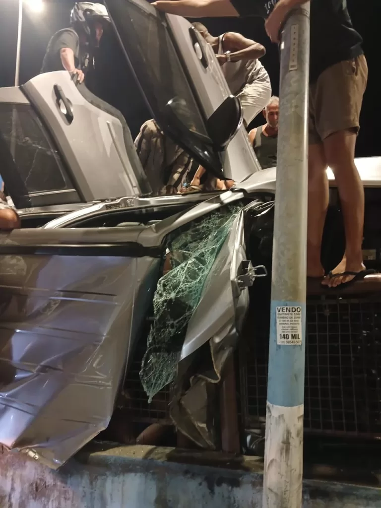 VÍDEO: Casal morre em acidente após carro cair de ponte em Rio das Ostras