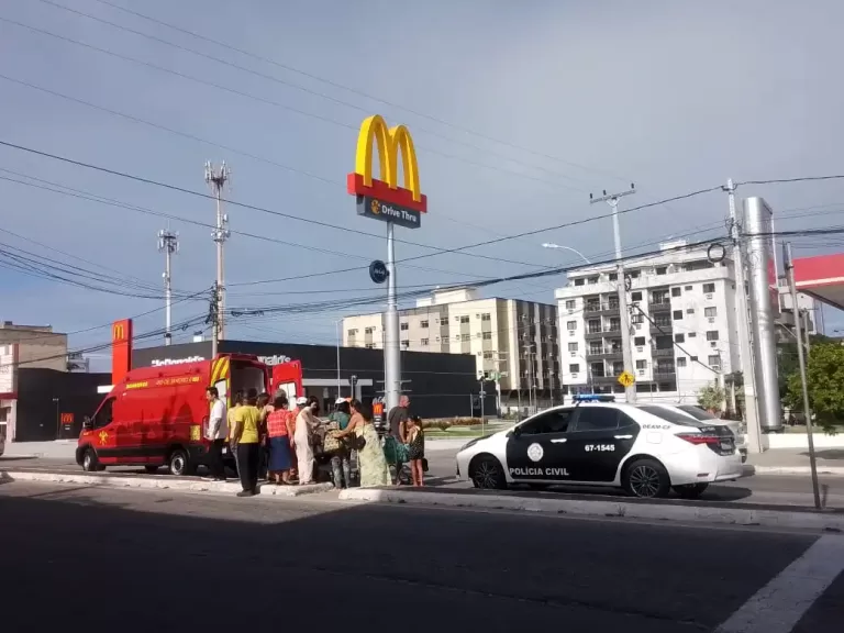 Viatura da Polícia Civil atropela idosa em faixa de pedestres em Cabo Frio
