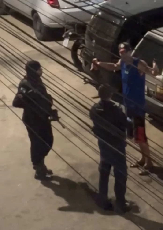 vídeo mostra confusão durante abordagem policial em arraial do cabo