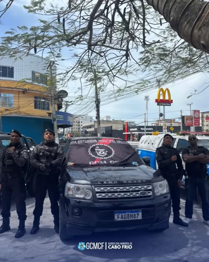 a equipe da romu recuperou um carro importado furtado na manhã deste domingo (5) de uma agência