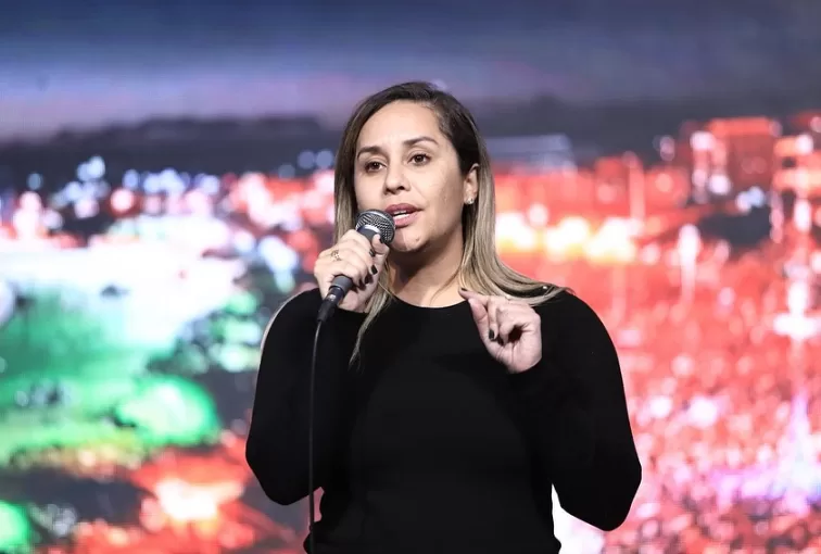 daniela soares no microfone mai 2025