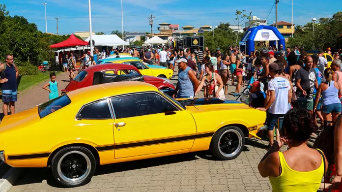 encontro anual de carros antigos agita fim de semana em rio das ostras