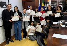 Prefeito de São Pedro da Aldeia, Fábio do Pastel, recebe alunos da Escola de Artes Municipal gabinete do prefeito carolina barreto