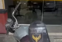 Homem vai parar na delegacia após empinar moto na frente de viatura em Arraial do Cabo whatsapp image 2025 10 25 at 15.00.21