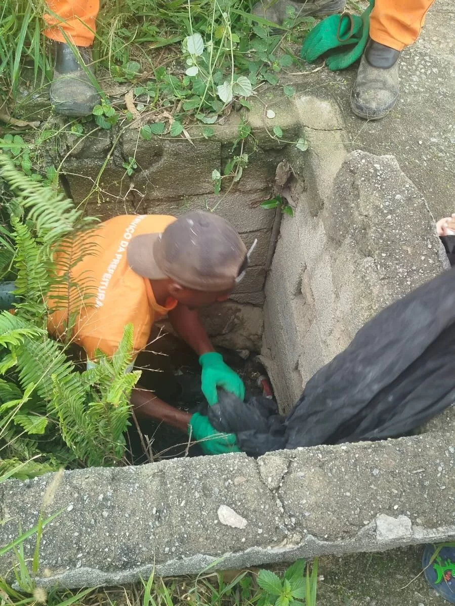 💔 salva pelo amor cachorrinha cai em bueiro e mobiliza moradores e coletores de lixo em ararua (3)