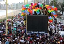 parada do orgulho de lésbicas, gays, bissexuais e transsexuais na praia campista em macaé rj