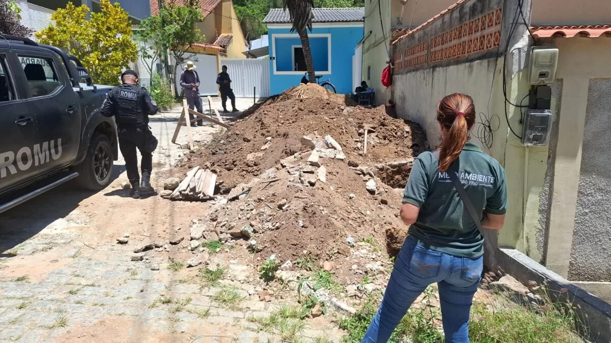 prefeitura de cabo frio autua construcao irregular em servidao no bairro jacare 3