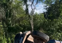 Caminhão capota após ‘fechada’ na RJ-106, em Cabo Frio screenshot 1