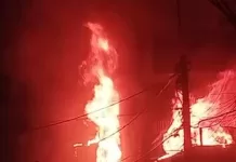 Incêndio destrói loja no Centro de Rio das Ostras; prédios seguem interditados screenshot 1