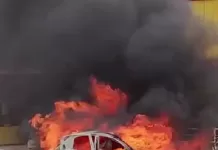 Carro pega fogo e fica destruído em Araruama screenshot 1