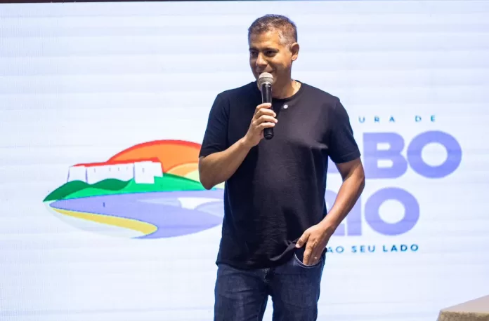 dr serginho no microfone boneco