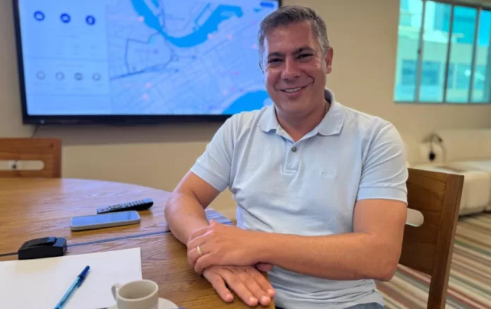 serginho posado e sorrindo