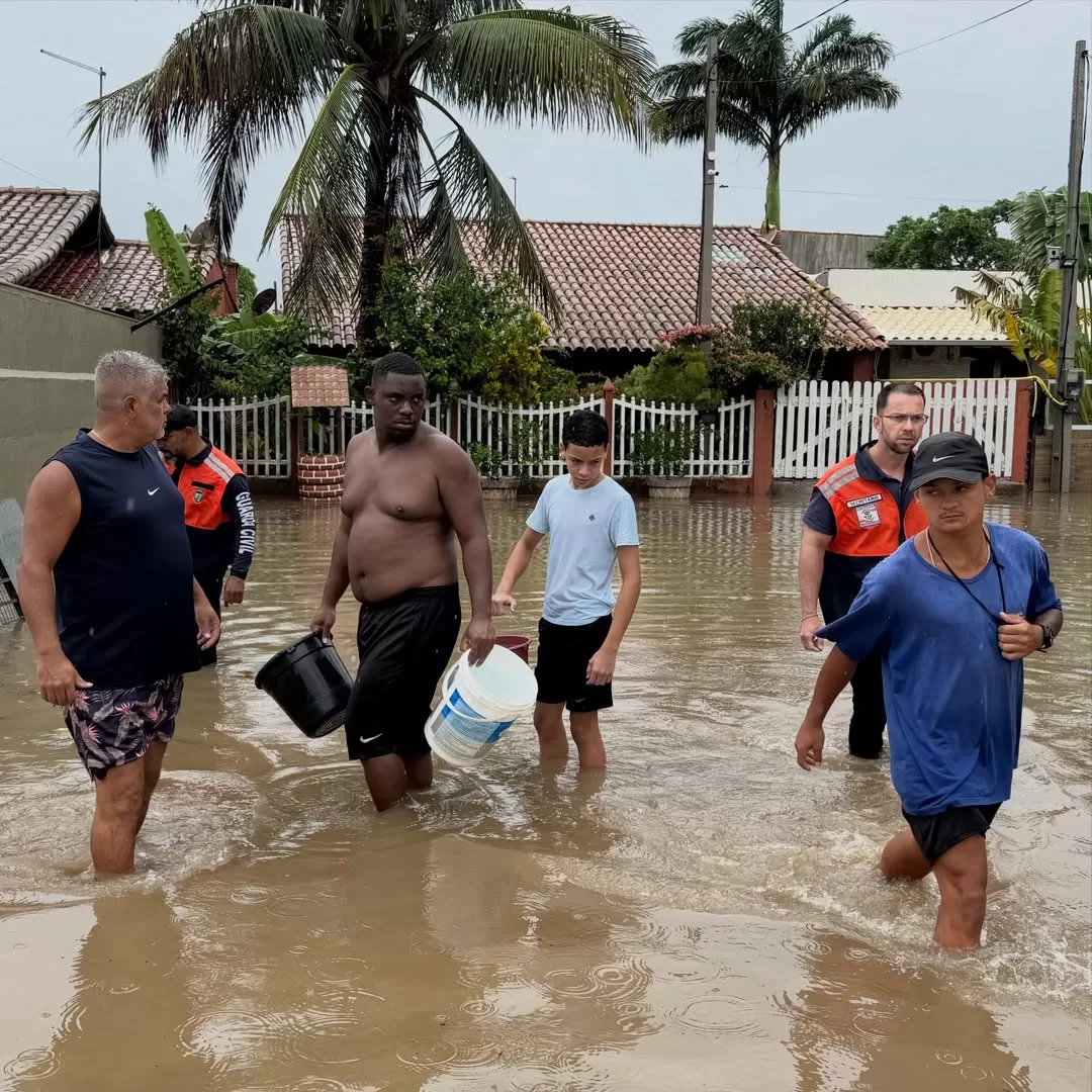 desde a manhã desta sexta feira (27 02), a defesa civil municipal está nas ruas, atuando em dive (1)