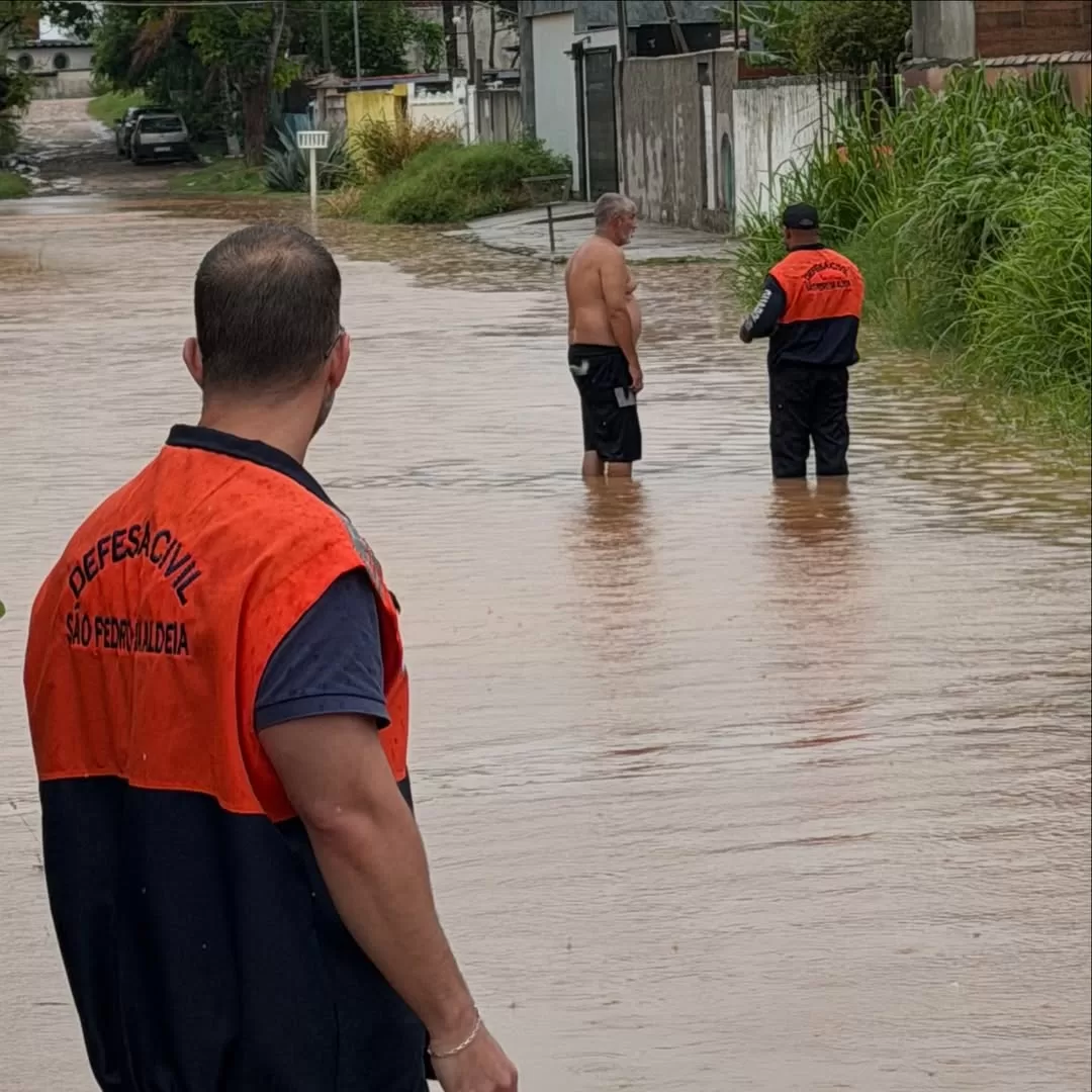 desde a manhã desta sexta feira (27 02), a defesa civil municipal está nas ruas, atuando em dive (2)