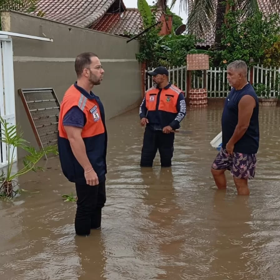 desde a manhã desta sexta feira (27 02), a defesa civil municipal está nas ruas, atuando em dive