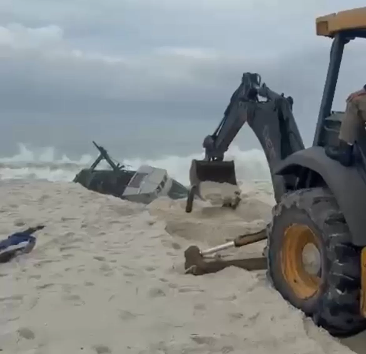  inea resgata dois tripulantes em barco encalhado na região dos lagos