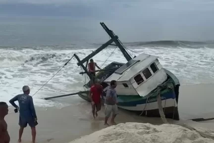 inea resgata dois tripulantes em barco encalhado na região dos lagos