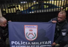 Mulher é presa com drogas, simulacro de arma e rádio do tráfico em Arraial do Cabo monte alto