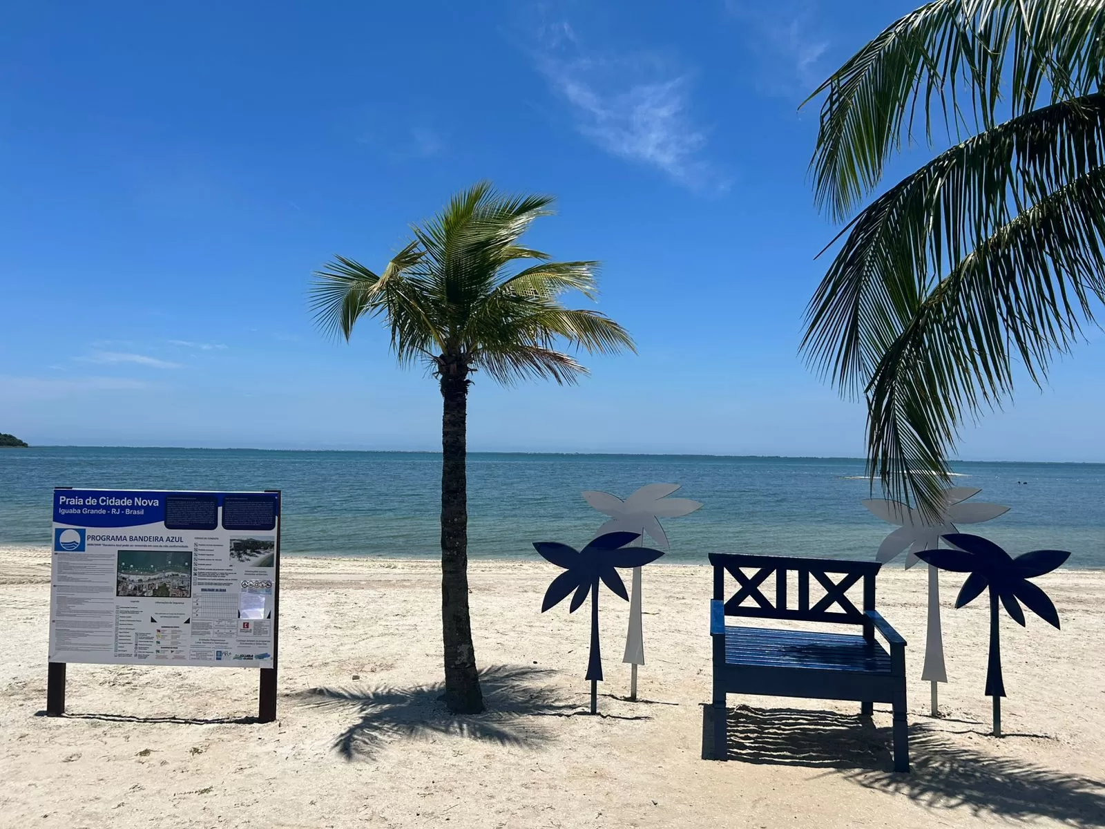 bandeira azul na praia de cidade nova, em iguaba grande