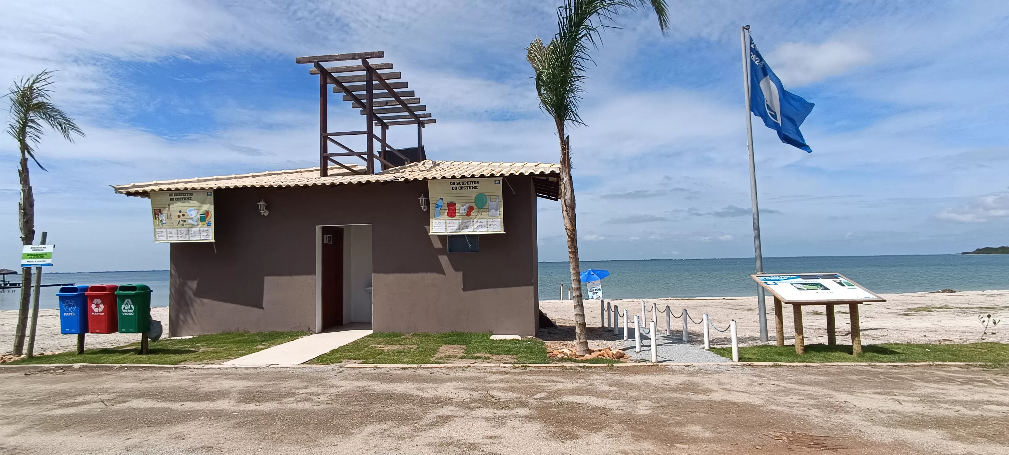 bandeira azul praia das pedras de sapiatiba