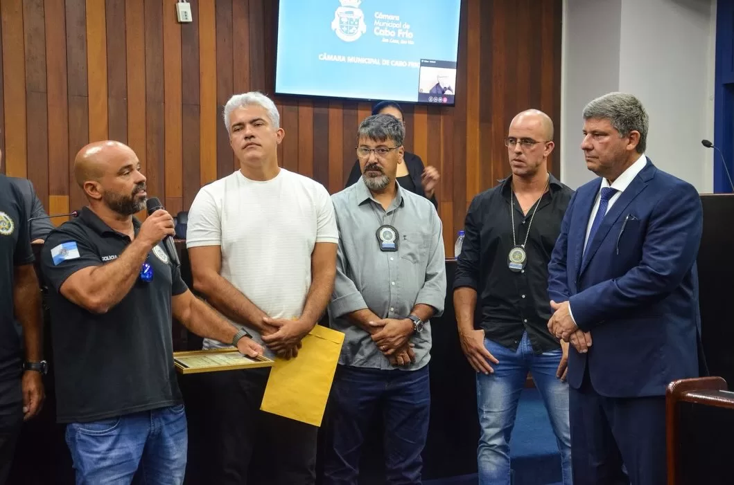 hoje foi dia de reconhecimento na câmara. promovi uma moção de aplausos aos policiais civis da 1 (2)