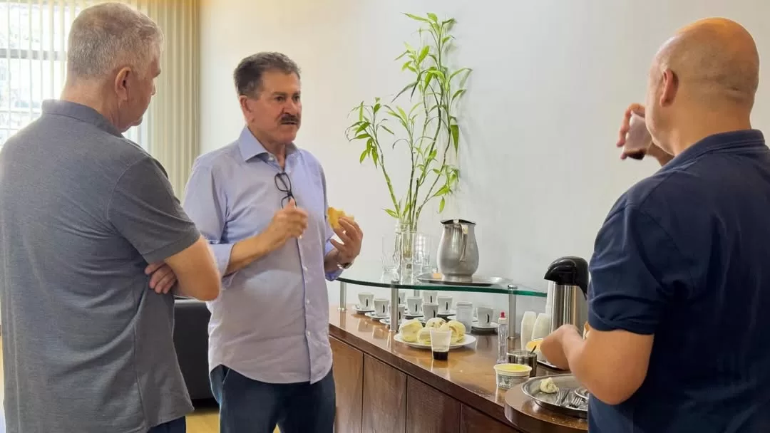 pessoal, hoje recebi aqui em são pedro da aldeia o amigo e ex deputado estadual @paulomelo sa. u (3)