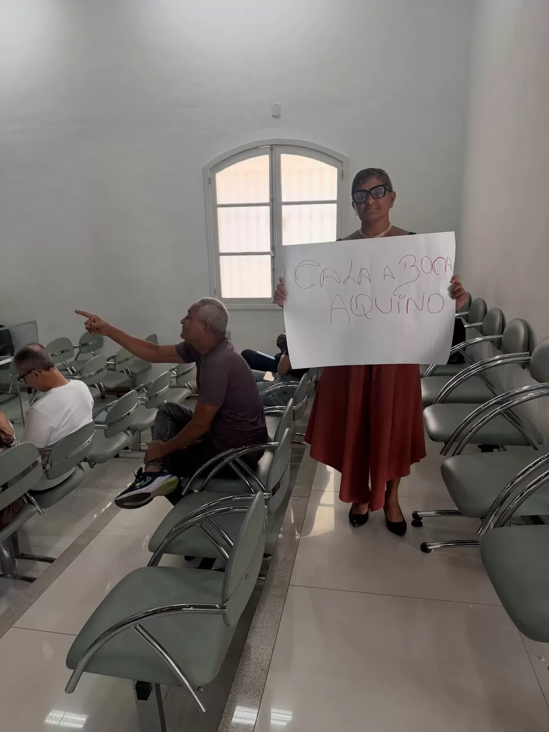 “cala a boca, aquino” protesto marca sessÃo na cÂmaraconhecido por interromper falas durante as