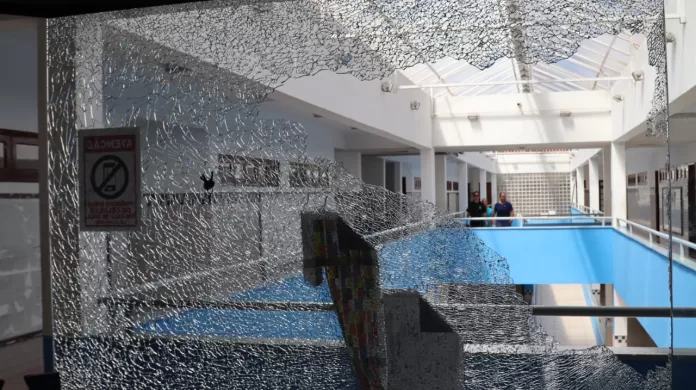 equipe técnica da polícia civil e da secretaria de educação avalia os danos ao patrimônio público eduardo yoshi (5)