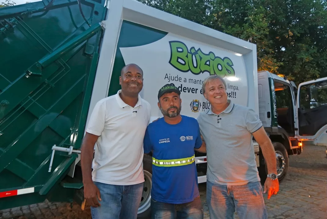 hoje demos mais um passo importante.recebi os primeiros caminhões da nova frota de coleta de lix (1)