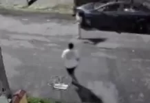 Jovens são filmados chutando portão de casa em São Pedro da Aldeia img 20260410 wa0213(1)