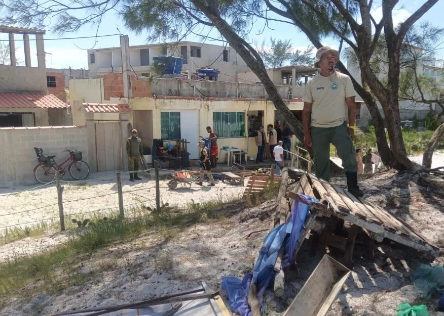 inea coordena operação de combate a construções irregulares em arraial do cabo (1)