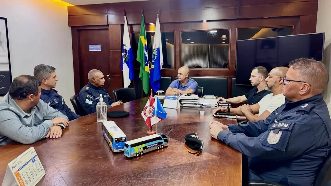 pessoal, recebi hoje no gabinete os novos comandantes do 8º comando de policiamento de Área (8º