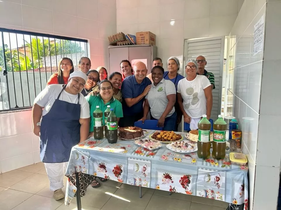 comecei o dia na escola capitão costa comemorando mais um ano de vida da janaína. ela é dessas s