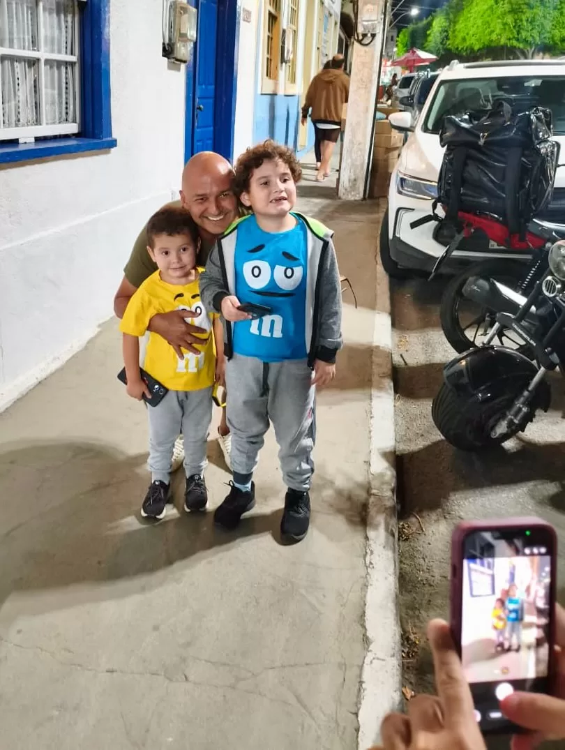 olha essa duplinha que encontrei pelas ruas da cidade gael e lucas. 😊eles me pediram uma foto,