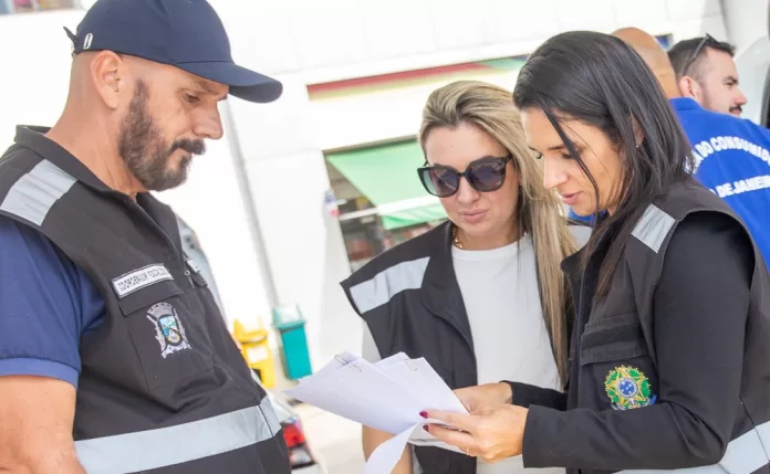 a fiscalização realizada pelo procon de rio das ostras, foi constatado que 11 postos de combustíveis do município ainda não haviam promovido a redução esperada